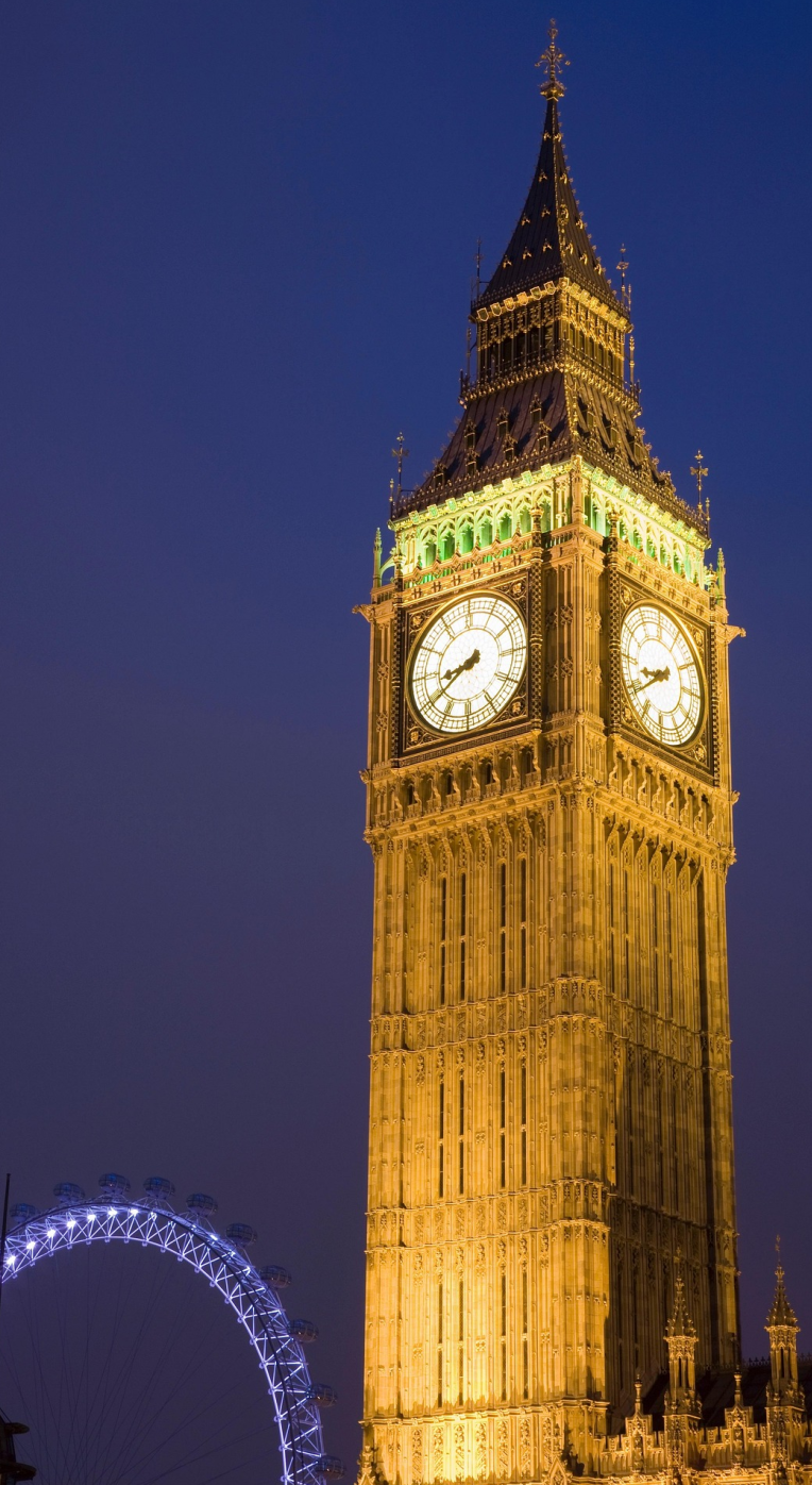 Where to stay in Central London. Big Ben at the Palace of Westminster illuminated at night, with the London Eye.