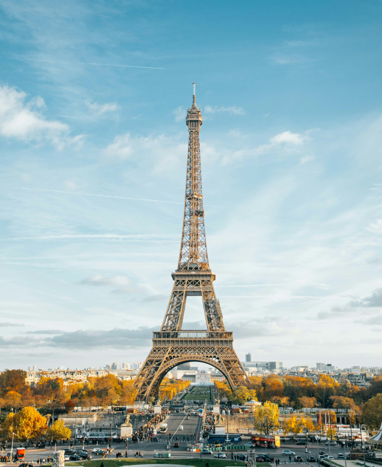 Hotels Near Paris-Charles de Gaulle Airport (CDG). Eiffel Tower in Paris with cityscape views on a clear day, representing travel and accommodation near Paris-Charles de Gaulle Airport (CDG).