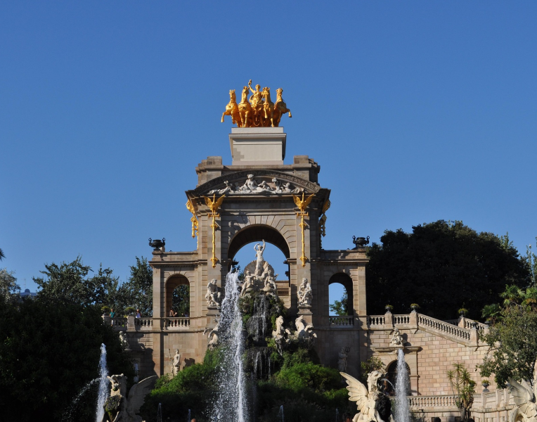 Cascada Monumental fountain at Parc de la Ciutadella in Barcelona, featuring the grand arch, golden quadriga sculpture, and cascading waterfalls under a clear blue sky.