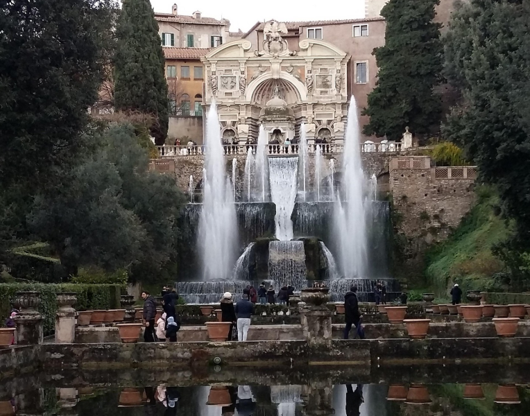 Villa d’Este fountains in Tivoli near Rome, Italy, with cascading waterfalls, Renaissance architecture and visitors in the historic gardens.
